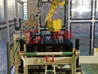 连杆机器人自动上下料